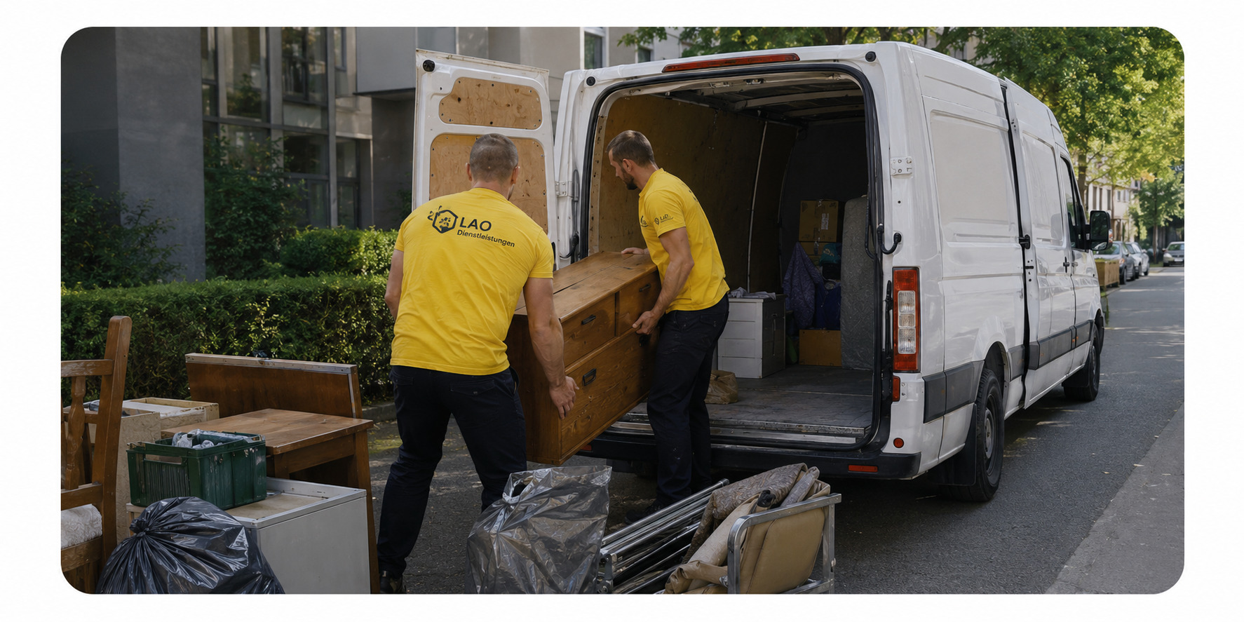 Mitarbeiter von LAO Dienstleistungen verladen Möbel und Haushaltsgegenstände in einen Transporter im Rahmen einer professionellen Entrümpelung und Haushaltsauflösung.